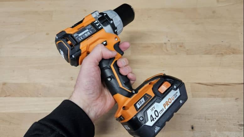 Perceuse à percussion AEG BSB18C2BL en main