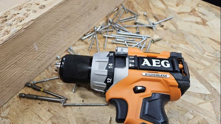 Perceuse à percussion AEG BSB18C2BL