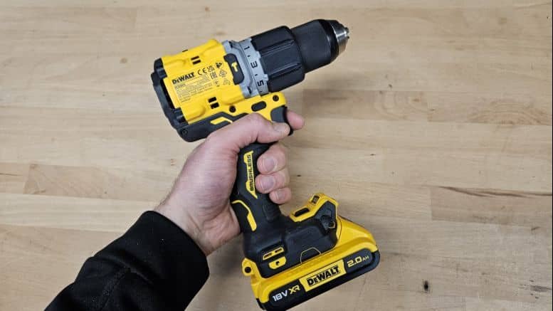 perceuse à percussion Dewalt DCD805 en main