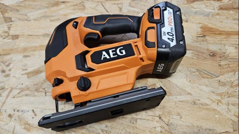 scie sauteuse AEG BST18X2