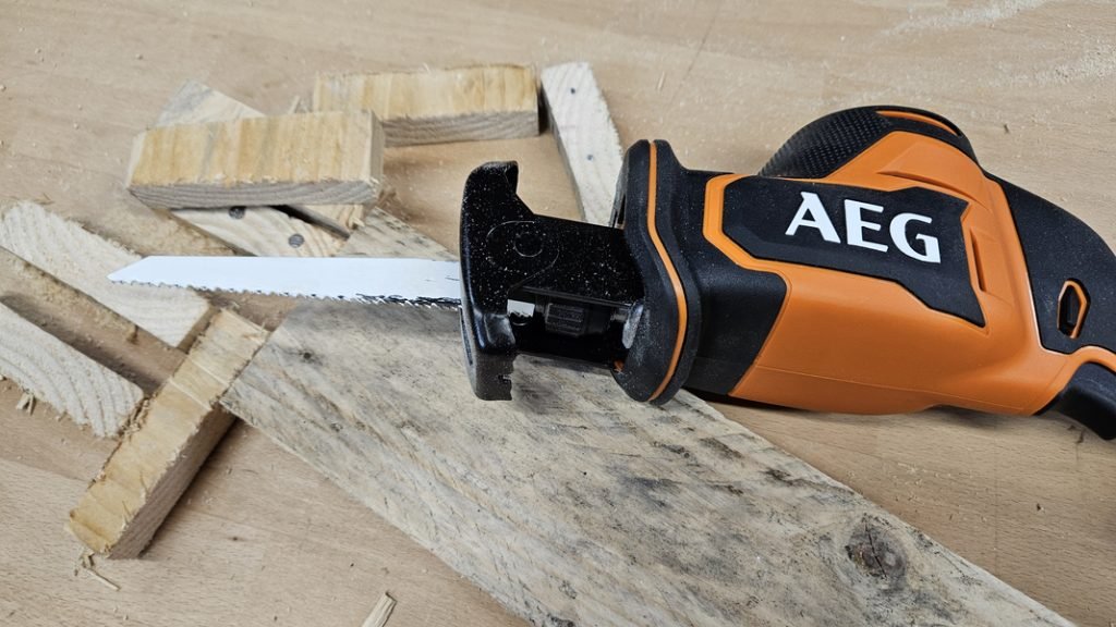 mini scie sabre AEG BUS18SBL