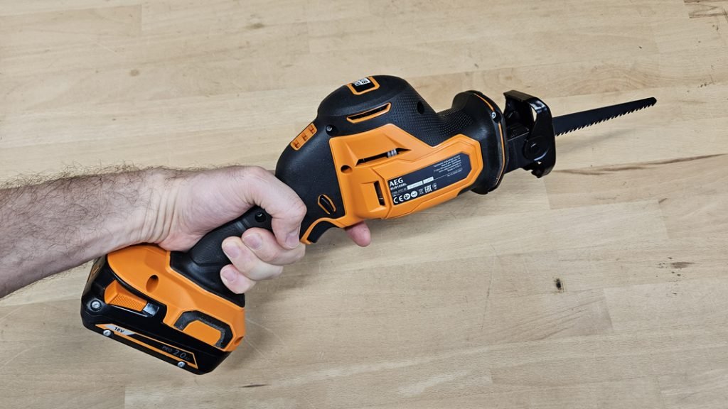 mini scie sabre AEG BUS18SBL