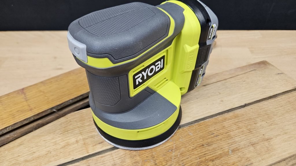 ponceuse excentrique Ryobi RROS18-0